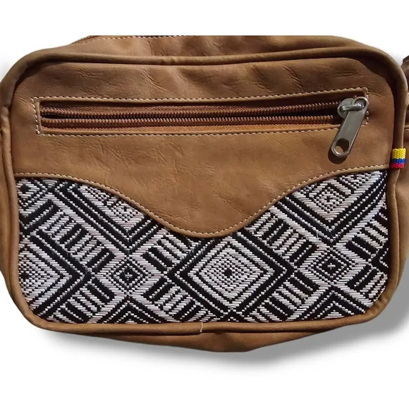 Cotera Leather Women's zippered crossbody bag made in Madeline Columbia - Picture 5 of 7